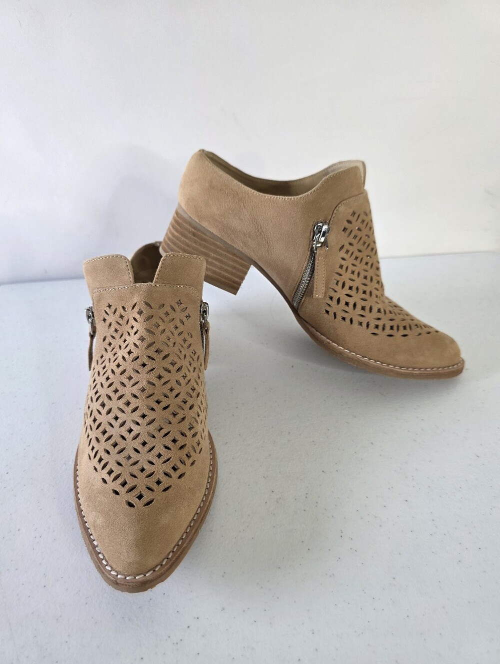 Sbicca Taniss Laser Cut Suede Leather Mules Size 9 Tan Block Heel Shoes Western